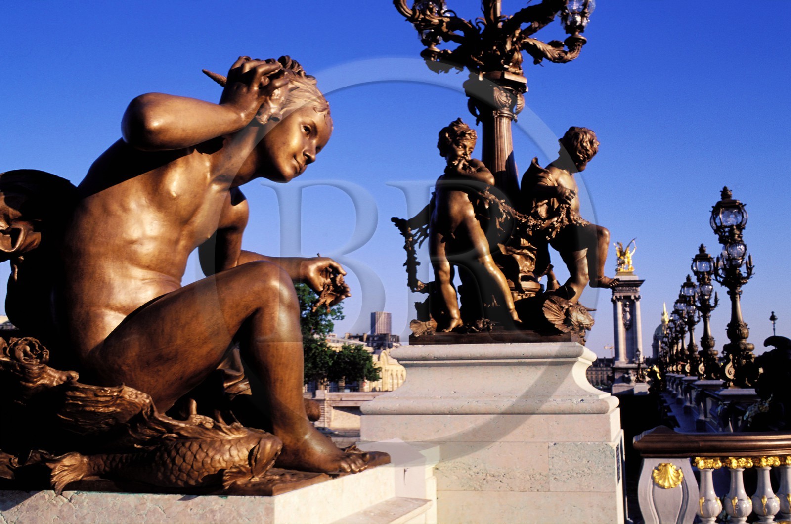 France, Paris (75), les célèbres statues du pont Alexandre III, sur la Seine