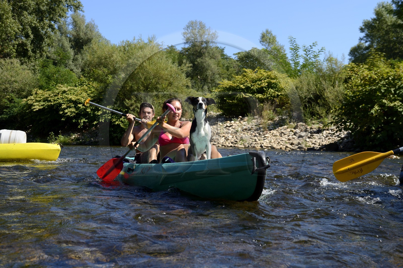 France, Ardèche (07), Les Vans, kayaks descendant la rivière Chassezac