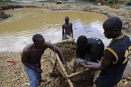 Tanzania, Morogoro district, Uluguru mountains, gold diggers on the river Ruvu