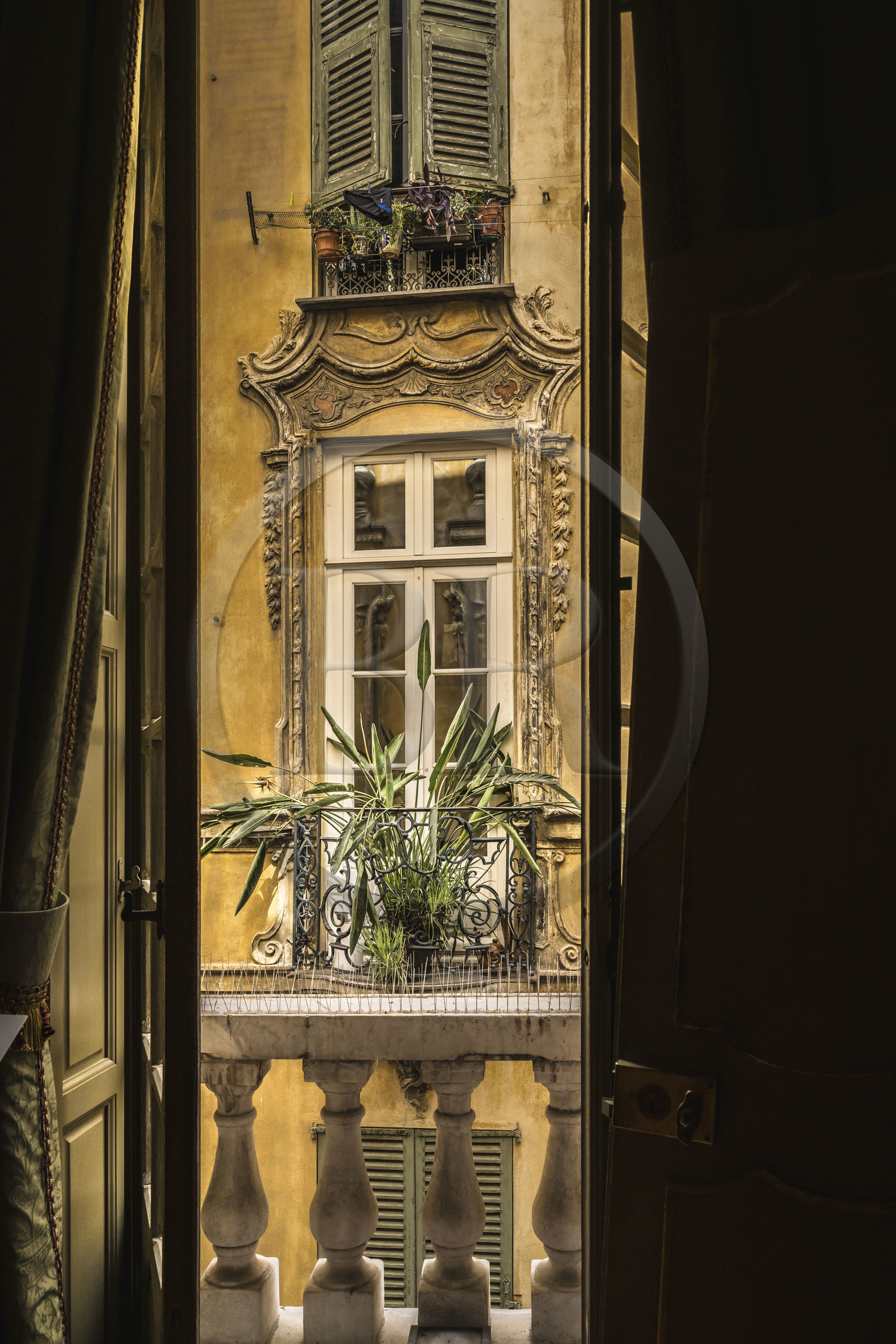 France, Alpes-Maritimes (06), Nice, quartier du Vieux Nice, immeuble faisant face au Palais Lascaris dans la rue Droite et dont la facade a été refaite par les Lascaris pour avoir une belle vue