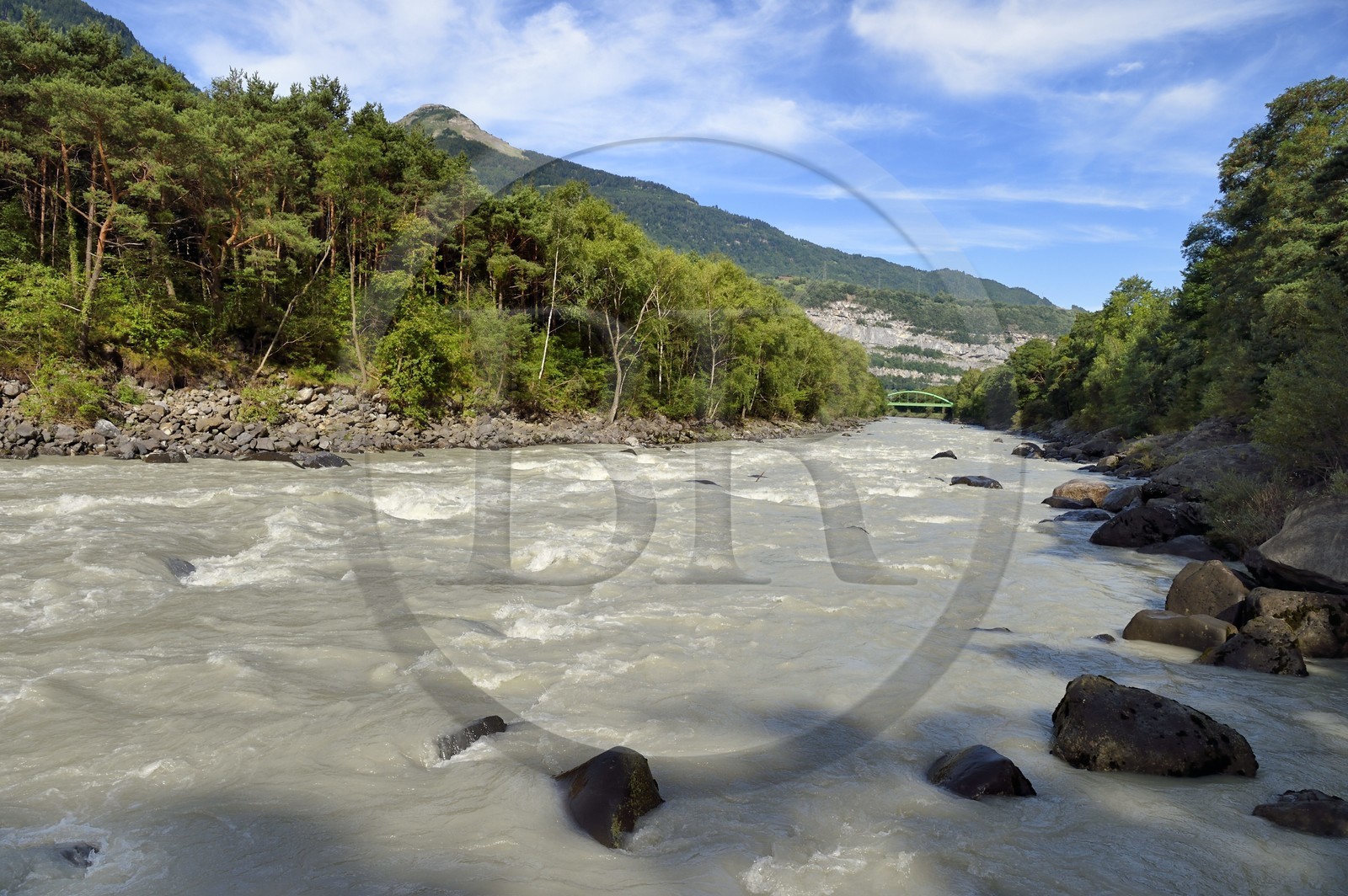 Suisse, Canton de Vaud, Lavey-Morcles, le fleuve Rhône encore tumultueux quelques kilomètres en amont du Lac Léman Suisse, Canton de Vaud, Lavey-Morcles, le fleuve Rhône encore tumultueux quelques kilomètres en amont du Lac Léman
