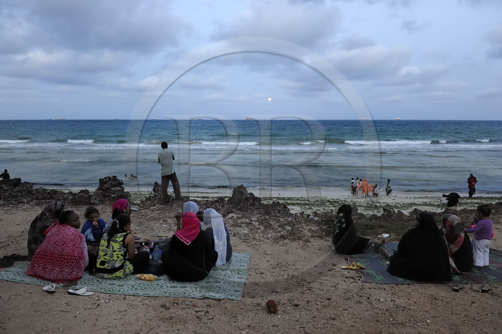 Tanzanie, Dar es-Salaam, il y a encore foule à Coco Beach à la tombée de la nuit le dimanche