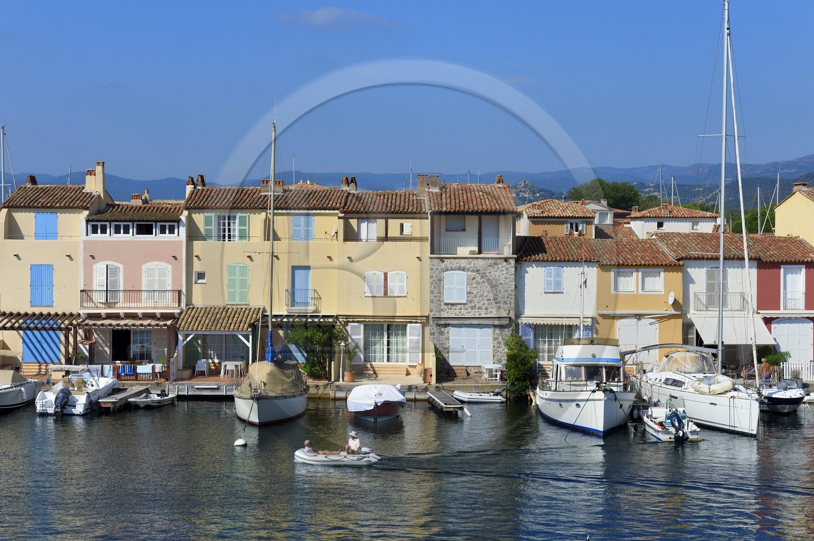 France, Var (83),  golfe de Saint-Tropez, la cité lacustre de Port-Grimaud, maisons avec leur ponton privé et le vieux village de Grimaud en arrière plan