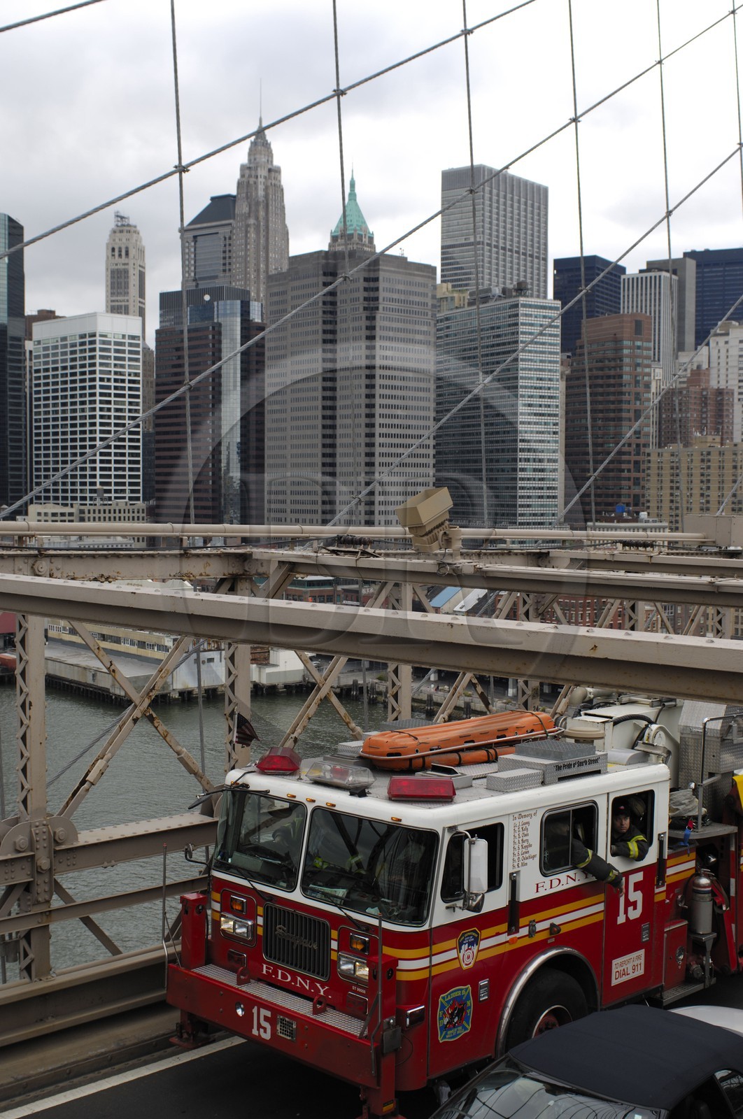 Etats-Unis, New York, Manhattan, camion de pompier sur le Pont de Brooklyn et le sud de Manhattan