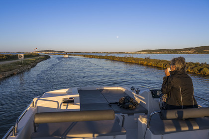 France, Hérault (34), Frontignan, bateau de plaisance Le Boat naviguant sur le canal du Rhône à Sète, le Mont Saint-Clair à Sète en arrière plan