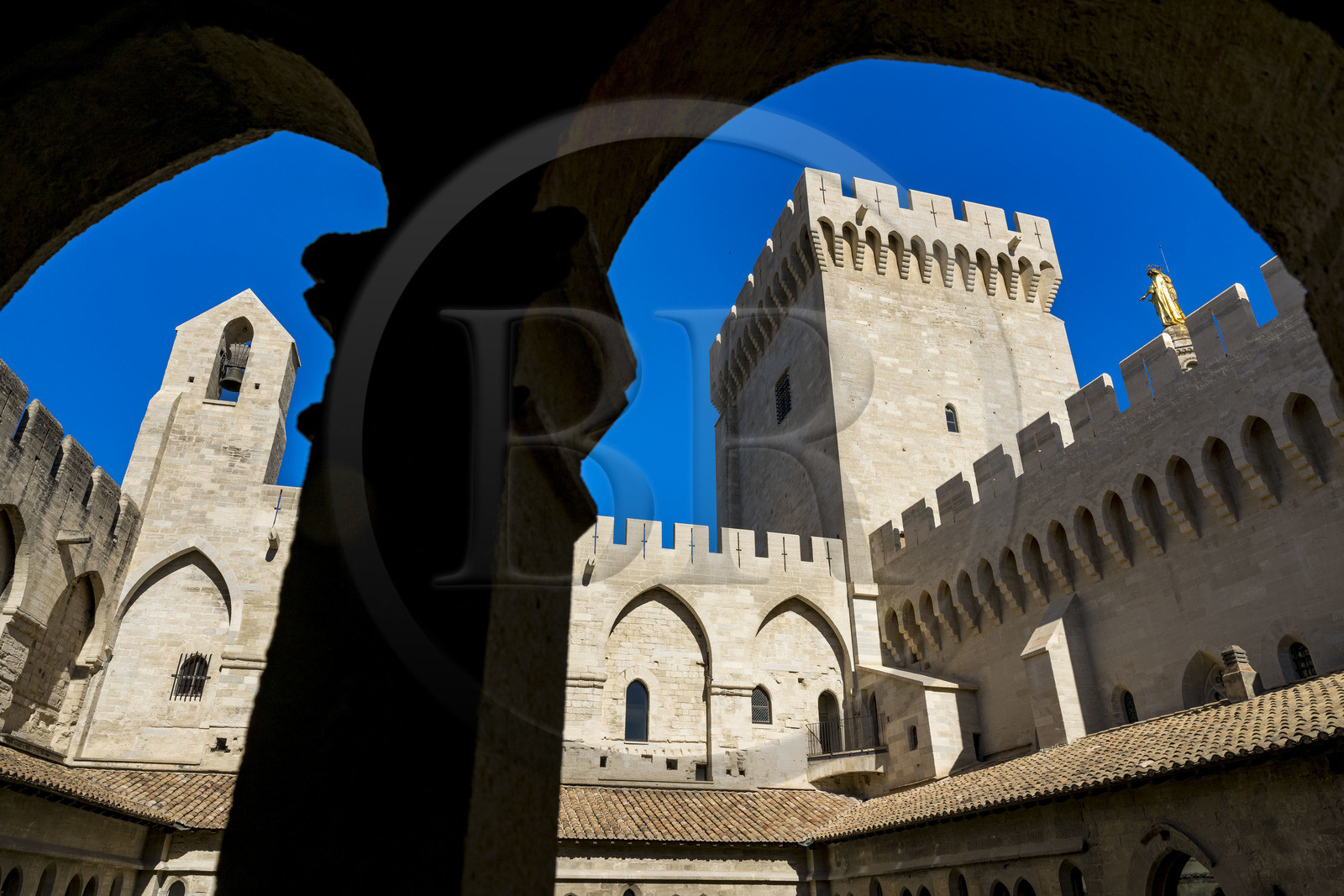 France, Vaucluse (84), Avignon, Palais des Papes classé Patrimoine mondial de l'UNESCO, la Cour du cloitre dans le vieux palais et la tour de la Campane
