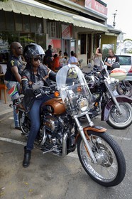 Afrique du Sud, province de Gauteng, Johannesburg, 4e Avenue dans le quartier de Parkhurst, l'un des hauts lieux de Johannesburg pour diner et faire du shopping, femme motard