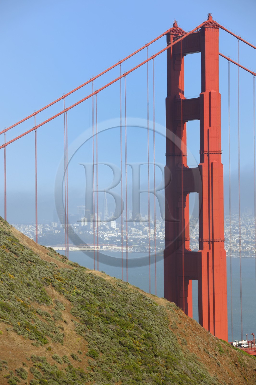 Etats-Unis, Californie, San Francisco, le pont du Golden Gate Bridge et la ville dans la brume