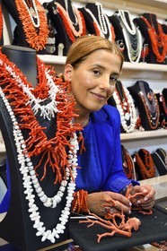 Croatie, Dalmatie, cote dalmate, Ile de Korcula, ville de Korcula, Irena Kastela dans sa boutique de corail rouge (Corallium rubrum), troisième génération de créateur de bijoux