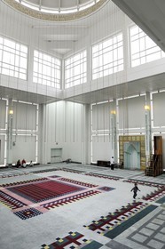 United States, New York, Manhattan, Upper East side, the New York Mosque (Islamic Cultural Center) is the largest Muslim mosque of the city characterized by its modern architectural style and its diagonal orientation toward Mecca, it is located on 3rd Avenue between 96th Street and 97th Street
