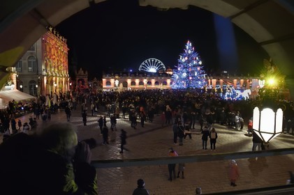 France, Meurthe-et-Moselle (54), Nancy, place Stanislas, le défilé de la Saint-Nicolas, Le Bal de la compagnie Remue Ménage ouvre le défilé