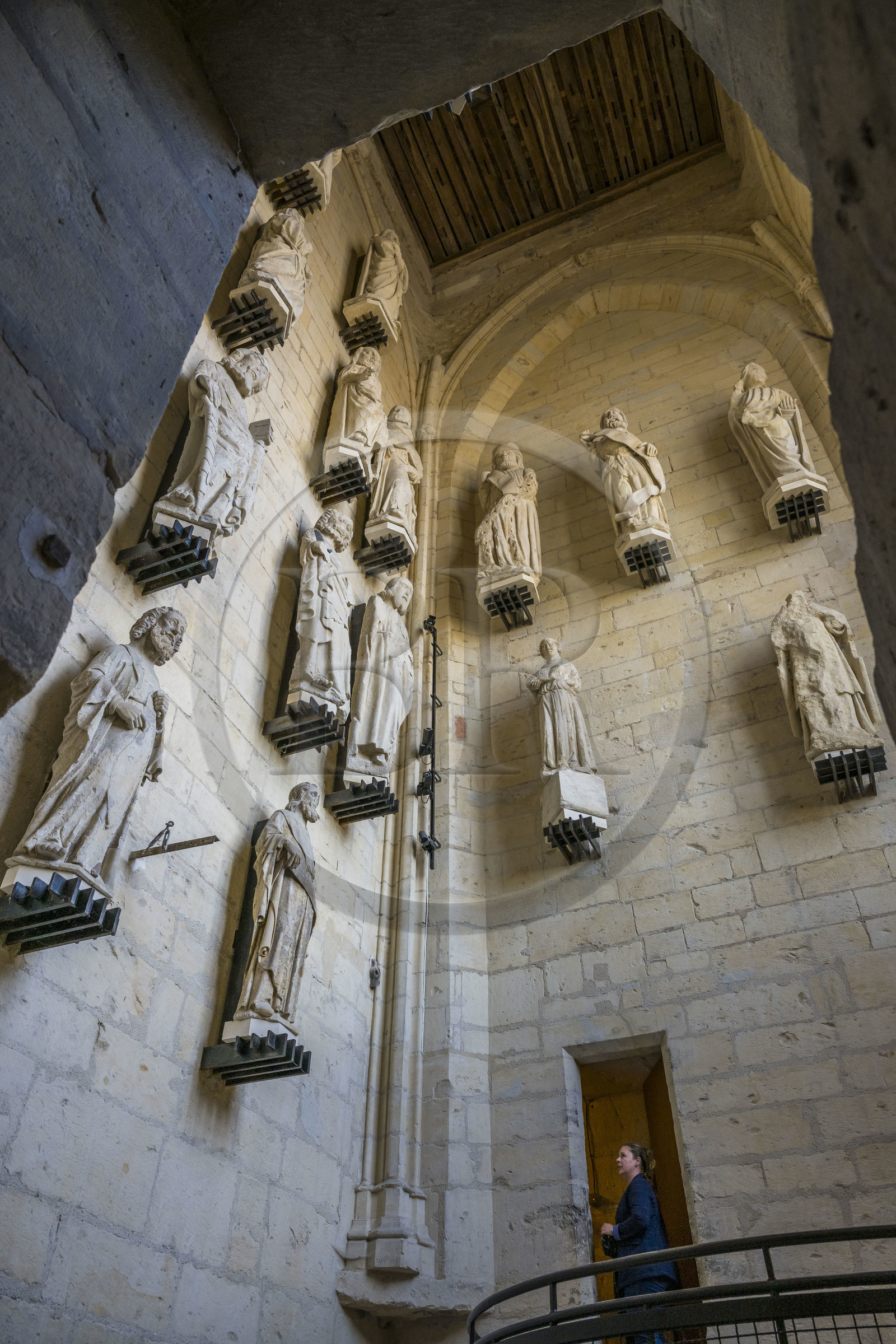France, Nièvre (58), Nevers, cathédrale Saint-Cyr-et-Sainte-Julitte, intérieur de la tour Bohier, stockage des statues originales après leur remplacement par de copies sur les facades extérieures pour les préserver
