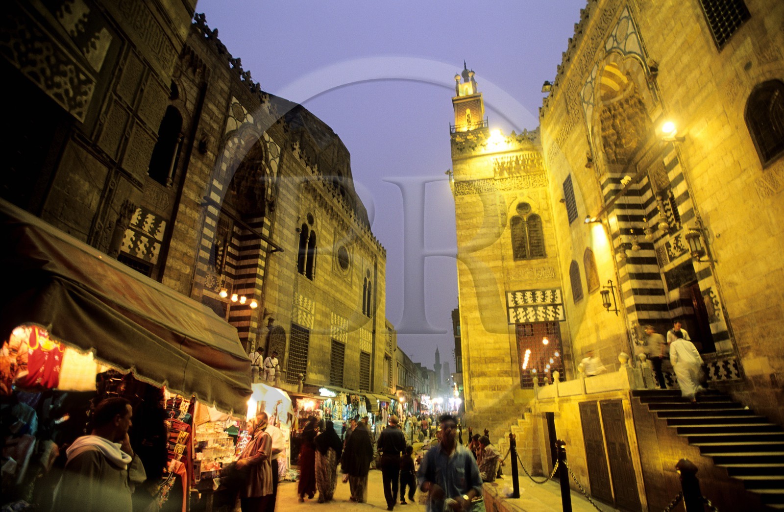 Egypte, Le Caire, la vieille ville musulmane, rue El-Muizz et Médersa du Sultan El-Ghouri