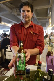 Afrique du Sud, province de Gauteng, Johannesburg, quartier de Braamfontein, Neighbourgoods Market, marché du samedi qui est autant une source d'approvisionnement pour des aliments de la ferme et des produits spécialisés comme il est un point de rencontre de la communauté pour échanger des idées et être entrainé par l'énergie qui fait Joburg, vin de Stellenbosch