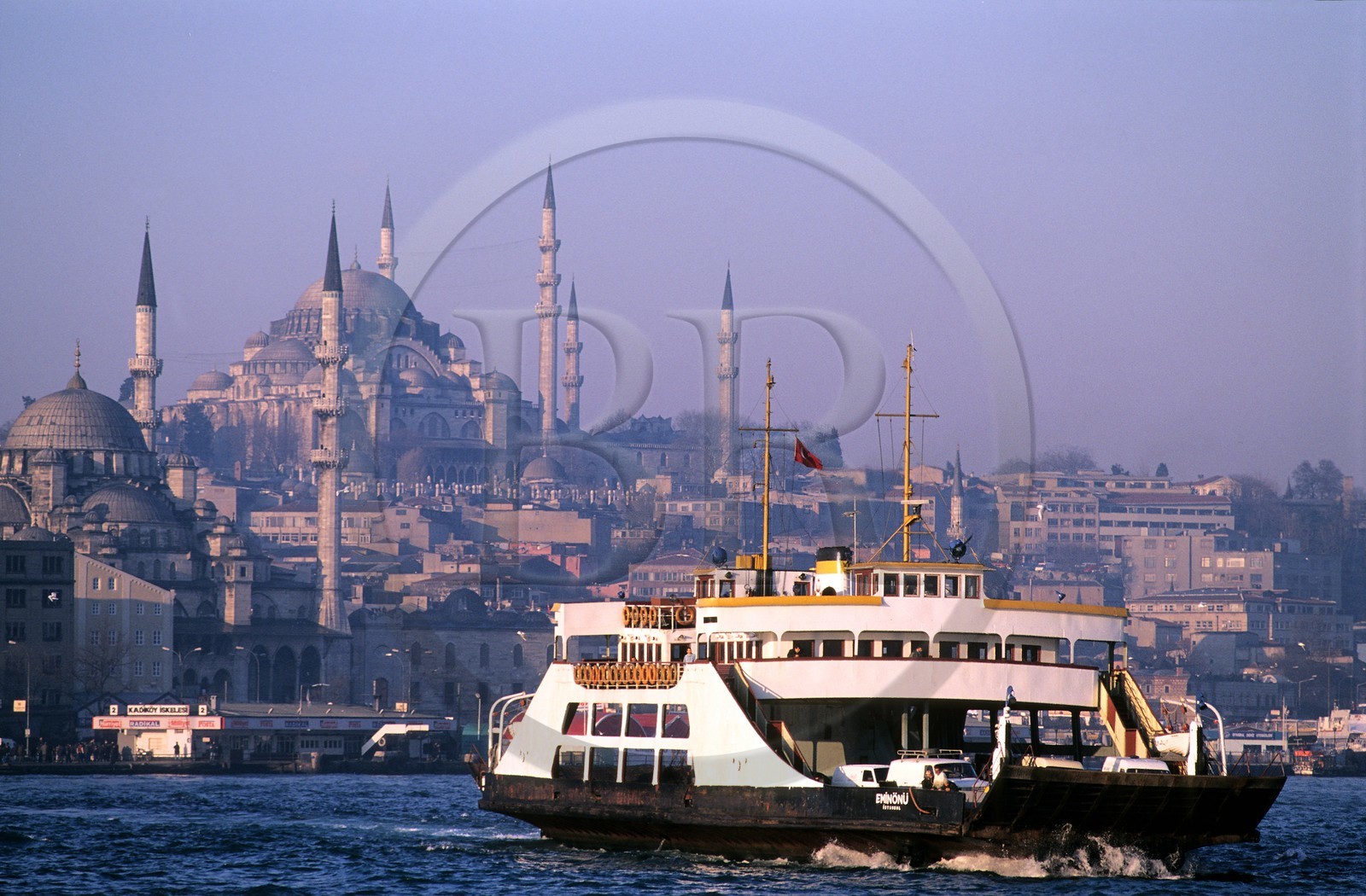 Turquie, Istanbul, ferry traversant le Bosphore devant la mosqu