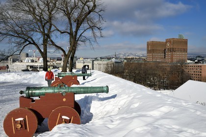 Norvège, Oslo, l'hotel de ville (Radhuset) vu depuis les remparts de la citadelle d'Akershus