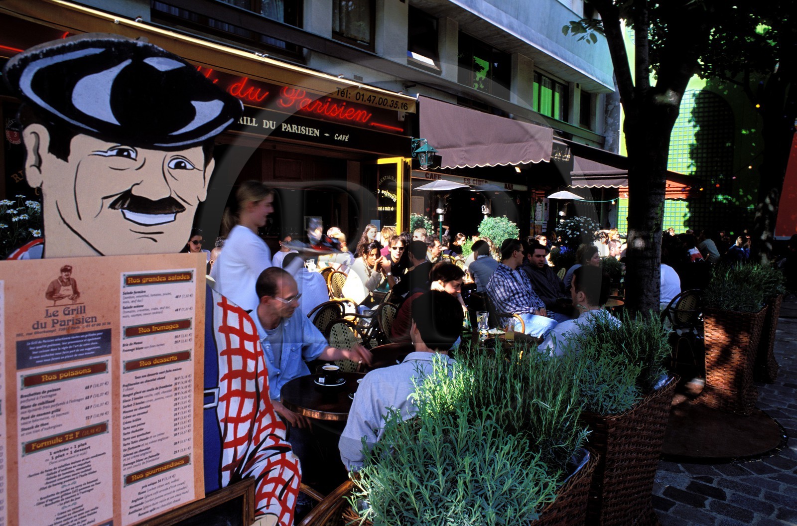 France, Paris (75), une terrasse de café dans la branchée rue Oberkampf