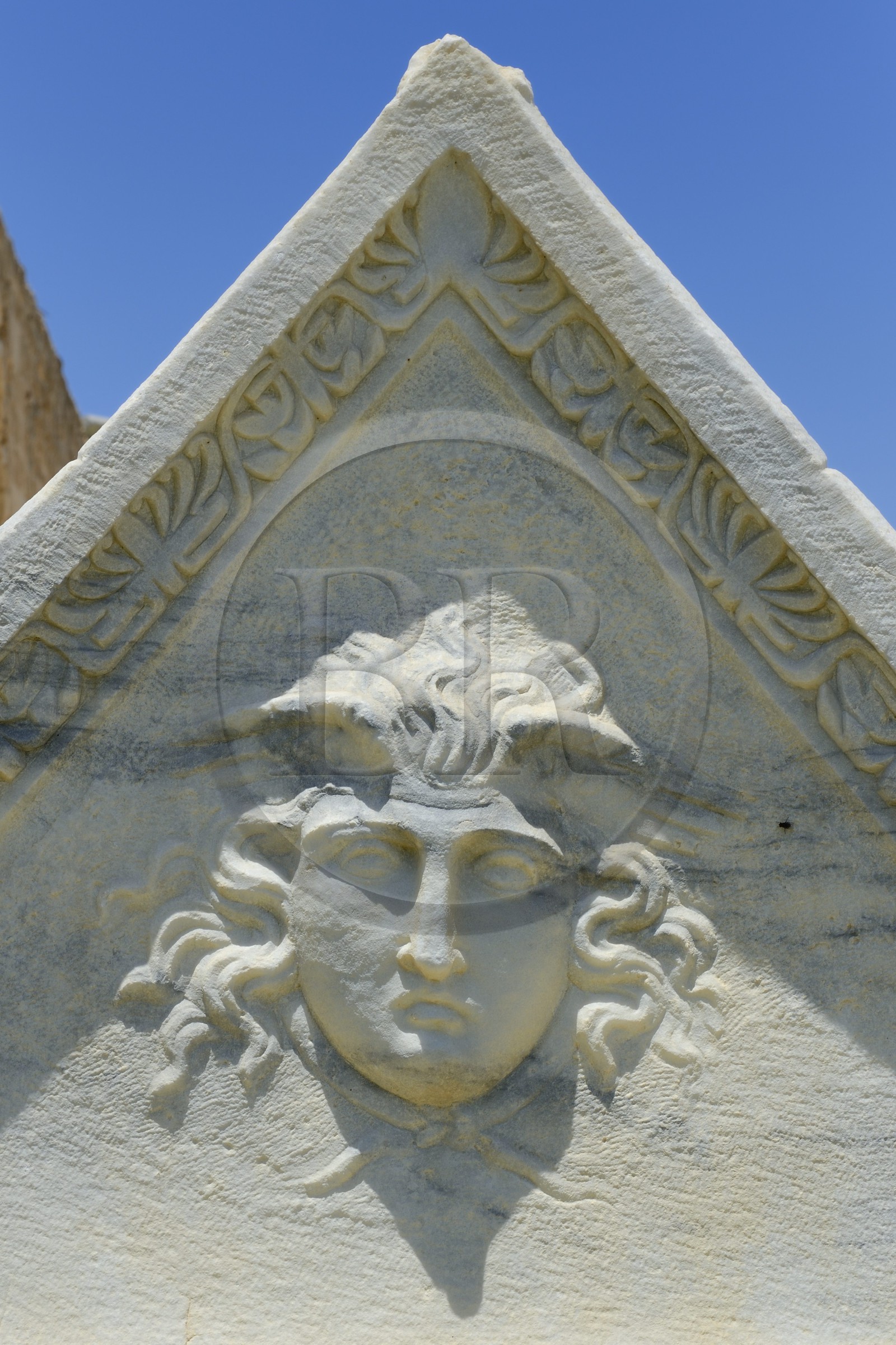 Israël, district d'Haifa, Césarée (Caesarea Maritima), ruines de Césarée, couvercle de sarcophage orné à ses deux extrémités par des têtes mythologiques de Gorgon