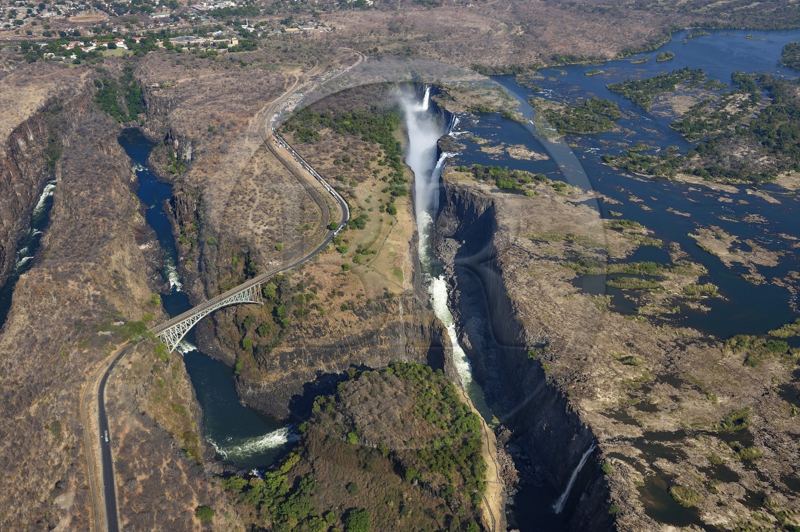 Zimbabwe, province de Matabeleland septentrional, fleuve Zambèze, les Chutes Victoria, classées Patrimoine Mondial de l'UNESCO, pont qui marque la frontière entre le Zimbabwe et la Zambie (vue aérienne)