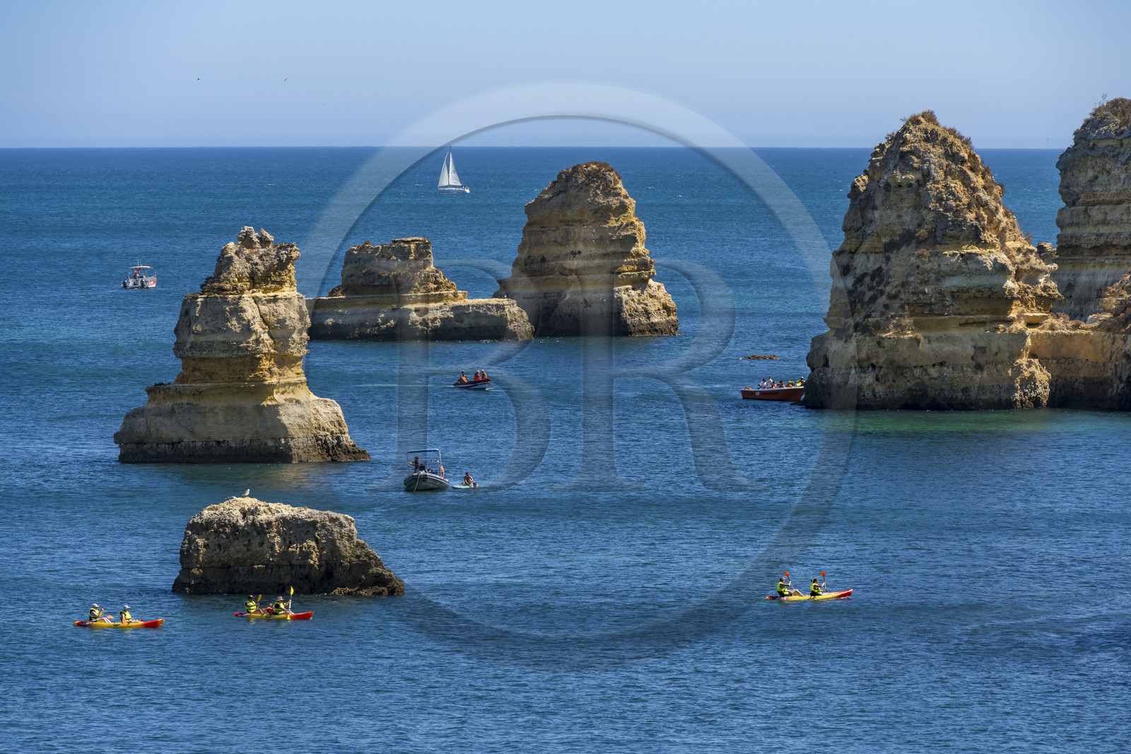 Portugal, Algarve, Lagos, découverte en kayak et bateau des formations rocheuses et des falaises de la Ponta da Piedade en face de Praia da Boneca