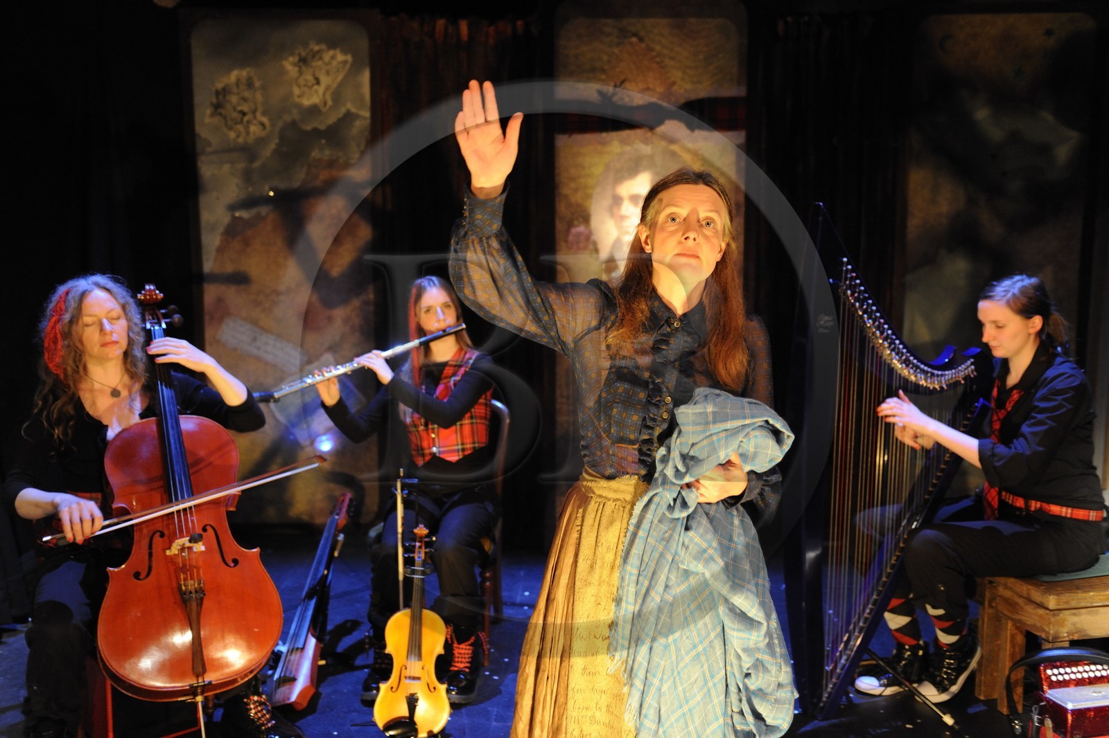 Royaume-Uni, Ecosse, théatre de Moffat, Gerda Stevenson dans la pièce de théatre musicale qui conte la vie de Robet Burns The Lasses, O de Janet Paisley dirigé par Gerry Mulgrew