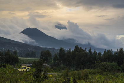 Rwanda, Province du Nord, District de Musanze (Ruhengeri), Kinigi, Campus Ellen DeGeneres du Dian Fossey Gorilla Fund, le Mont Gahinga et le Mont Muhavura (les deux à la frontière de l'Ouganda) en arrière plan