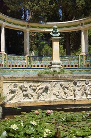 France, Alpes-Maritimes (06), Menton, Jardin Fontana Rosa, Rotonde de Cervantès, buste de Cervantes et bancs décorés de carreaux de céramique illustrant les aventures de Don Quichotte