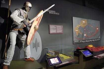 France, Puy-de-Dôme (63), plateau de Gergovie, site historique de la bataille entre les Arvernes et les légions de César en 52 avant Jésus-Christ, Musée Archéologique, reconstitution d'un guerrier arverne de la guerre des Gaules