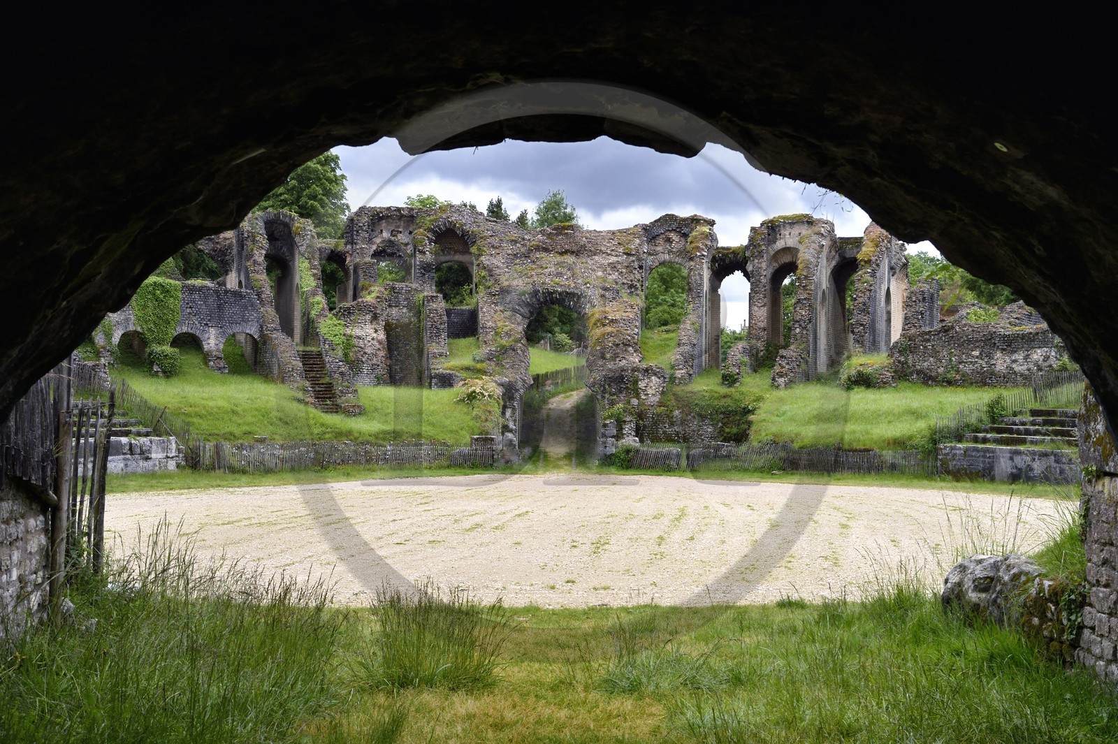France, Charente-Maritime (17),  Saintonge, Saintes, amphithéâtre gallo-romain appelé localement les Arènes de Saintes, sa construction commence sous le règne de Tibère et s'achève sous le règne de Claude, vers 40 après JC, la porte Sanavivaria, la porte des vivants, où entrait la pompa et d’où ressortaient les gladiateurs vainqueurs vue depuis la Porte Libitinensis, la porte des morts, où sortaient les dépouilles des gladiateurs