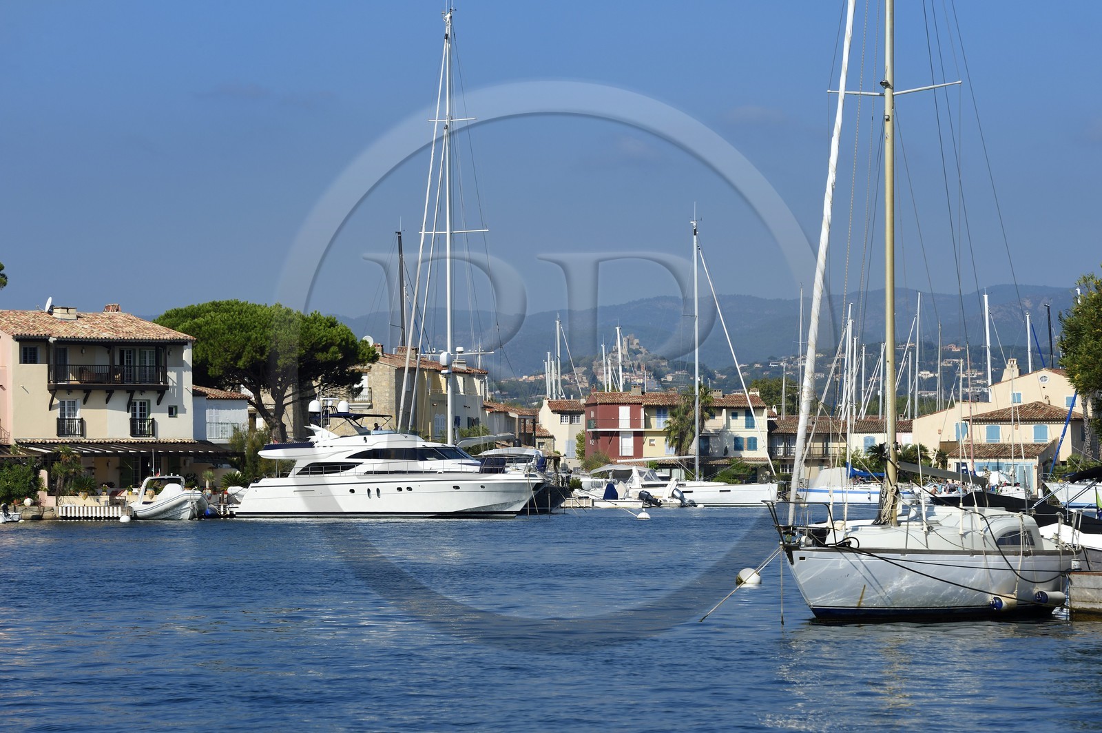 France, Var (83),  golfe de Saint-Tropez, la cité lacustre de Port-Grimaud, maisons avec leur ponton privé