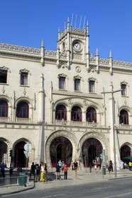 Portugal, Lisbonne, quartier de Baixa pombalin, façade de la gare du Rossio construite en 1886 par l'architecte José Luis Monteiro en style néomanuélin