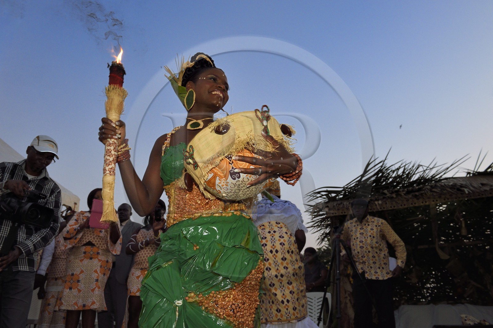 Gabon, Libreville, mariage coutumier, la mariée dotée des symboles traditionnels