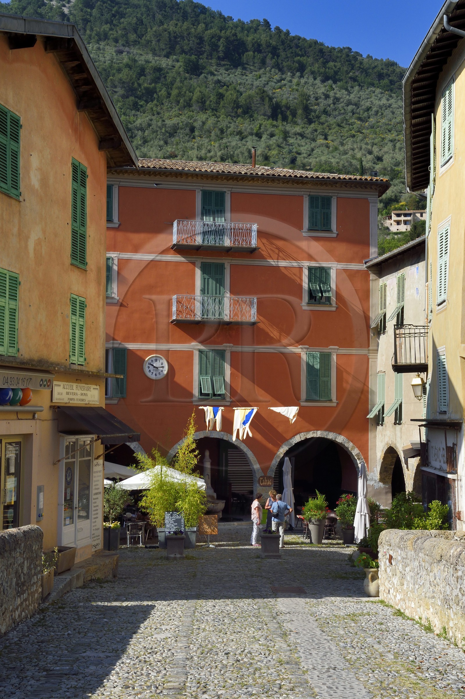 France, Alpes-Maritimes (06), vallée de la Bévéra, Sospel, maisons anciennes sur arcades place Saint-Nicolas