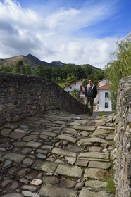 France, Pyrenees Atlantiques, Basque Country, Saint Etienne de Baigorry, the so called Roman bridge built in 1661 over the Nive river