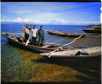 Burundi, province de Rumonge, groupe de pêcheurs au bord du lac Tanganyika, les pêcheurs sont exclusivement Hutu et descendent des collines pour s'installer dans des huttes provisoires pour au moins 6 mois, la pêche se pratique généralement la nuit au lamparo et c'est principalement des ndagalas (poisson à friture) des mukekes et des capitaines, en arrière plan on apercoit la pointe de Burton et Speke située au Congo (reproduction plan-film inversible 4x5)