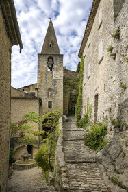 France, Vaucluse, Dentelles de Montmirail mountains, Crestet, Saint Sauveur et Saint Sixte church