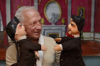 France, Rhône (69), Lyon, quartier de la Croix-Rousse, compagnie  Guignol un gone de Lyon, le marionnetiste Daniel Streble avec deux de ses Guignol qui ont plus de 180 ans
