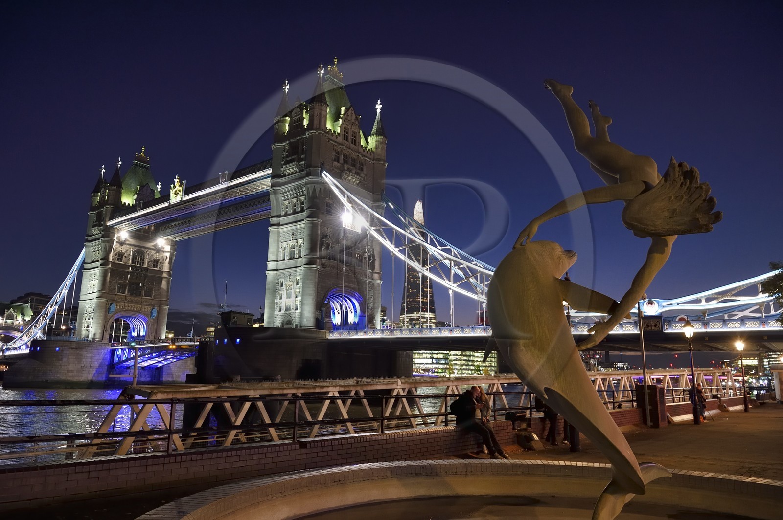 Royaume-Uni, Londres, district de Tower Hamlets, le Tower Bridge sur la Tamise, sculpture de David Wynne la jeune fille avec un dauphin, la Shard London Bridge Tower de l'architecte Renzo Piano en arrière-plan Royaume-Uni, Londres, district de Tower Hamlets, le Tower Bridge sur la Tamise, sculpture de David Wynne la jeune fille avec un dauphin, la Shard London Bridge Tower de l'architecte Renzo Piano en arrière-plan