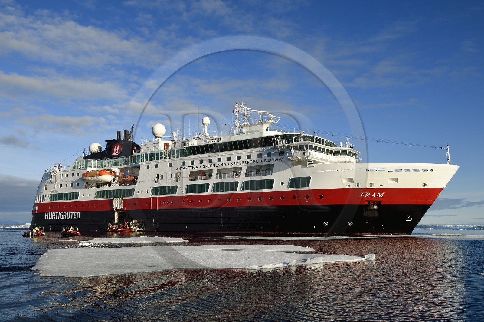 Groenland, cote Nord-Ouest, Smith sound au nord de la baie de Baffin, le bateau de croisière MS Fram de la compagnie Hurtigruten en bordure de la banquise, Latitude: 78° 21' 55,788 N