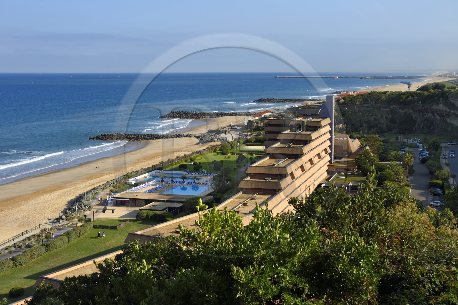 France, Pyrénées-Atlantiques (64), Pays-Basque, Anglet, plage de la Petite Chambre d'Amour et le Belambra Club ancien VVF construit dans les années 1970