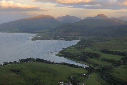 Royaume-Uni, Ecosse, Highland, Hébrides intérieures, Ile de Mull, le Sound of Mull et les montagnes du sud de l'île (vue aérienne)