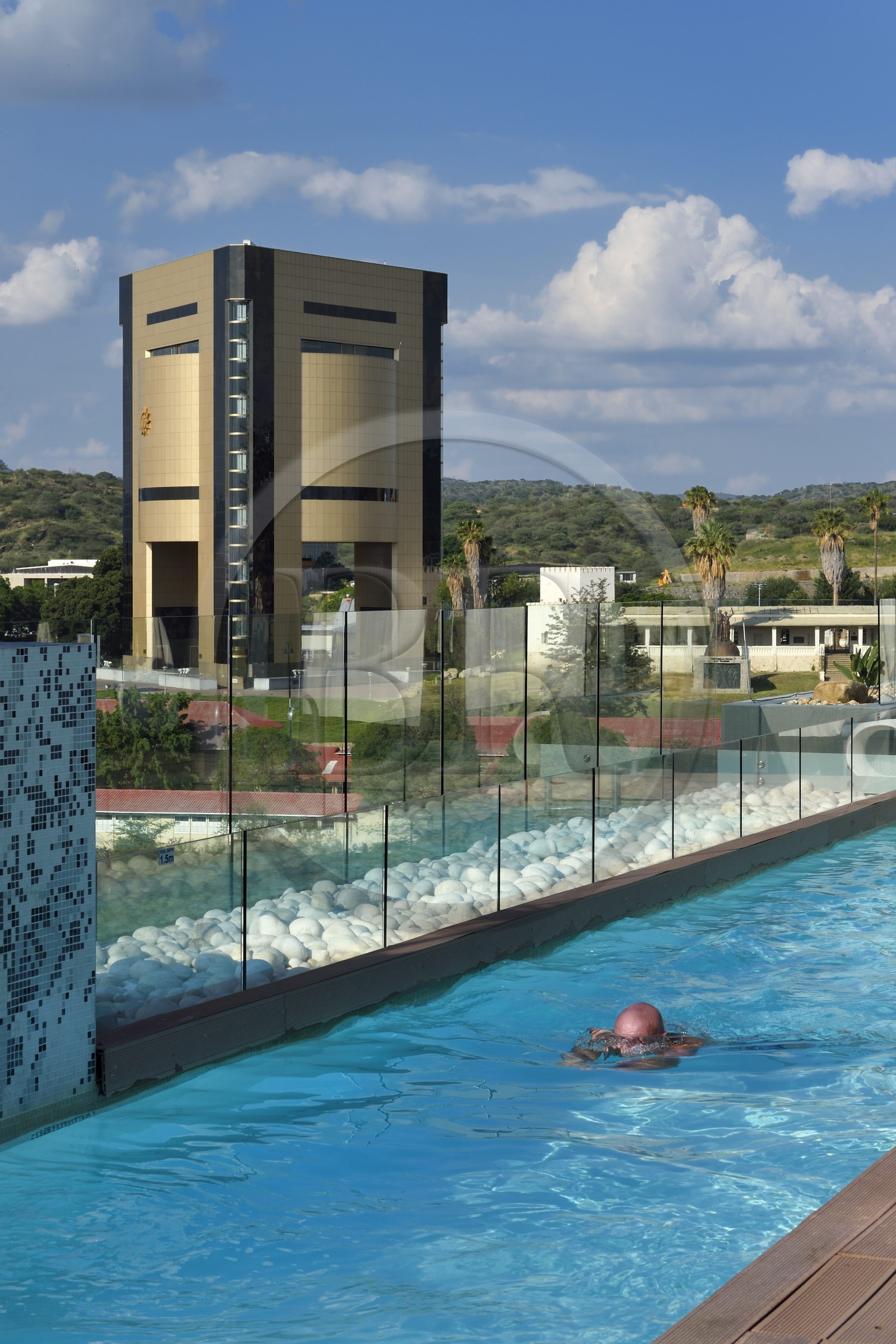 Namibie, région de Khomas, Windhoek, la piscine sur la terrasse de l'hotel Hilton et le Independence Memorial Museum construit par la Corée du Nord en arrière plan