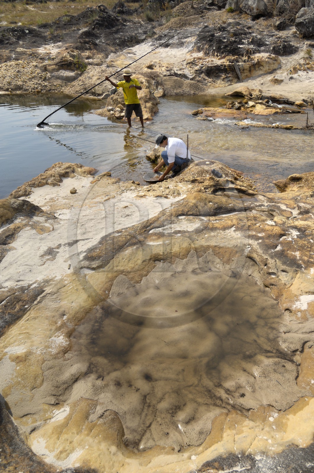 Brésil, Etat du Minas Gerais, ville de Diamantina, garimpero, prospecteur d'or dans une rivière (Route de l'or, Estrada Real)