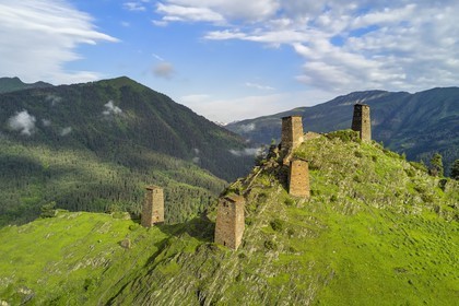 Géorgie, Kakheti, region de Touchétie, Omalo, la forteresse de Keselo à Zemo (haut) Omalo a servi de refuge aux habitants en temps de guerre, tours fortifiées médiévales (vue aérienne)