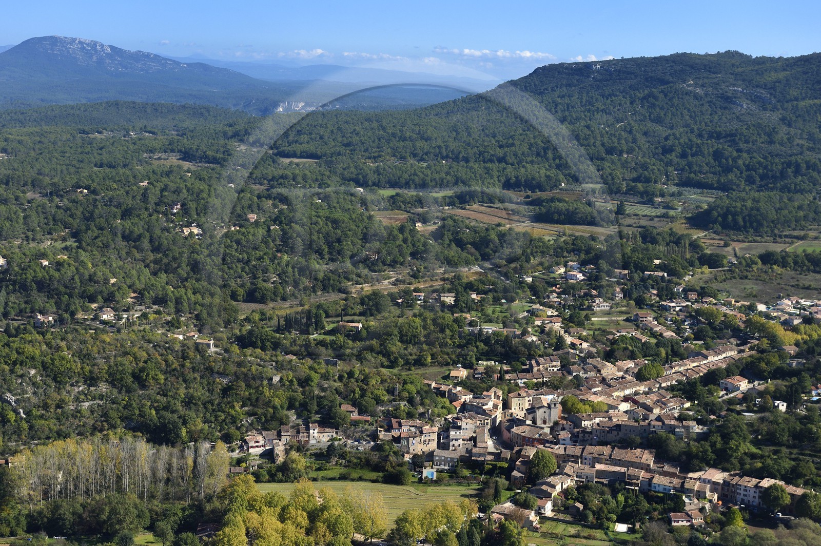 France, Var (83), Provence Verte, le village de Bras vers Saint-Maximin-la-Sainte-Baume (vue aérienne)