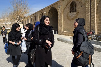 Iran, province d'Ispahan, Ispahan, jeunes femmes iraniennes aux abords de la place naghsh-i jahan aussi connue sous le nom de place Imam Khomeiny