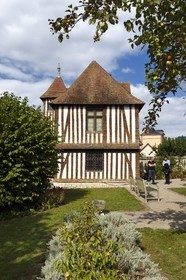 France, Seine-Maritime (76), Petit-Couronne, musée Pierre Corneille, manoir typiquement normand avec ses pans de bois et son essentage d'ardoise, il a servi de maison de campagne à l'écrivain