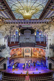 Espagne, Catalogne, Barcelone, Palau de la Musica Catalana (palais de la musique catalane), salle de concert dessinée par l'architecte du modernisme catalan Lluis Domènech i Montaner, site classé au Patrimoine Mondial de l'UNESCO, grande verrière, coupole de vitraux oeuvre de Antoni Rigalt i Blanch