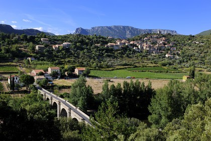 France, Hérault (34), vallée de l' Orb, village de Vieussan au lointain et vignoble AOC Saint-Chinian & Roquebrun