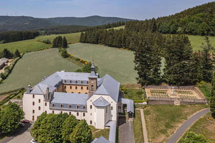 France, Ardèche (07), Saint-Laurent-les-Bains, l'abbaye Notre-Dame-des-Neiges sur le chemin de Stevenson (GR 70) (vue aérienne)